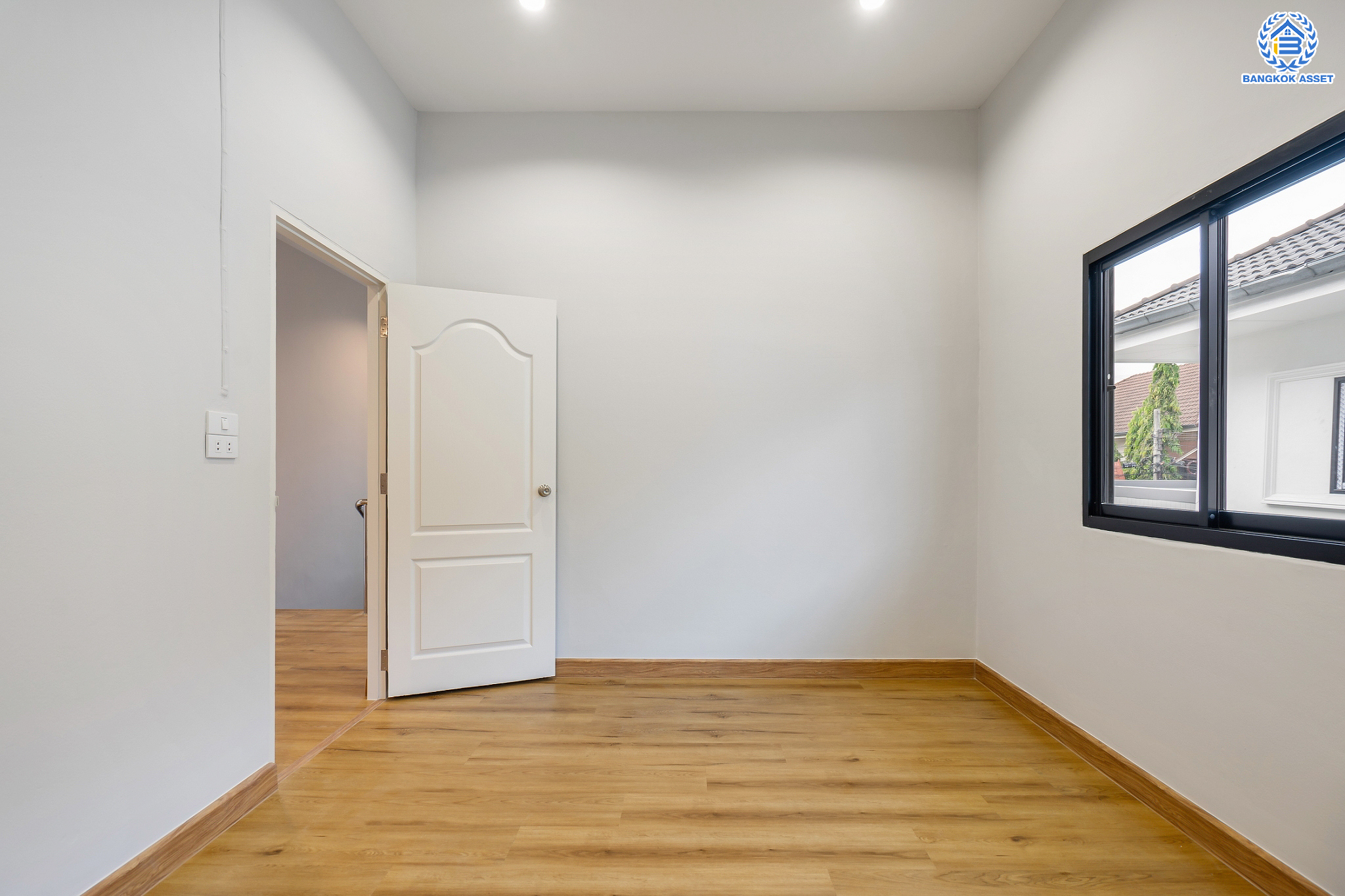 บ้านมือสองตกแต่งใหม่ ม.บูรพา12 ดอนเมือง บ้านเดี่ยว เนื้อที่ 50 ตร.ว. ฟังก์ชัน 4 ห้องนอน 2 ห้องน้ำ จอดรถได้ 2 คัน บนทำเลดีที่สุด ใกล้สนามบินดอนเมือง ทางด่วน "ศรีสมาน" และรถไฟฟ้าสายสีแดง "สถานีดอนเมือง"